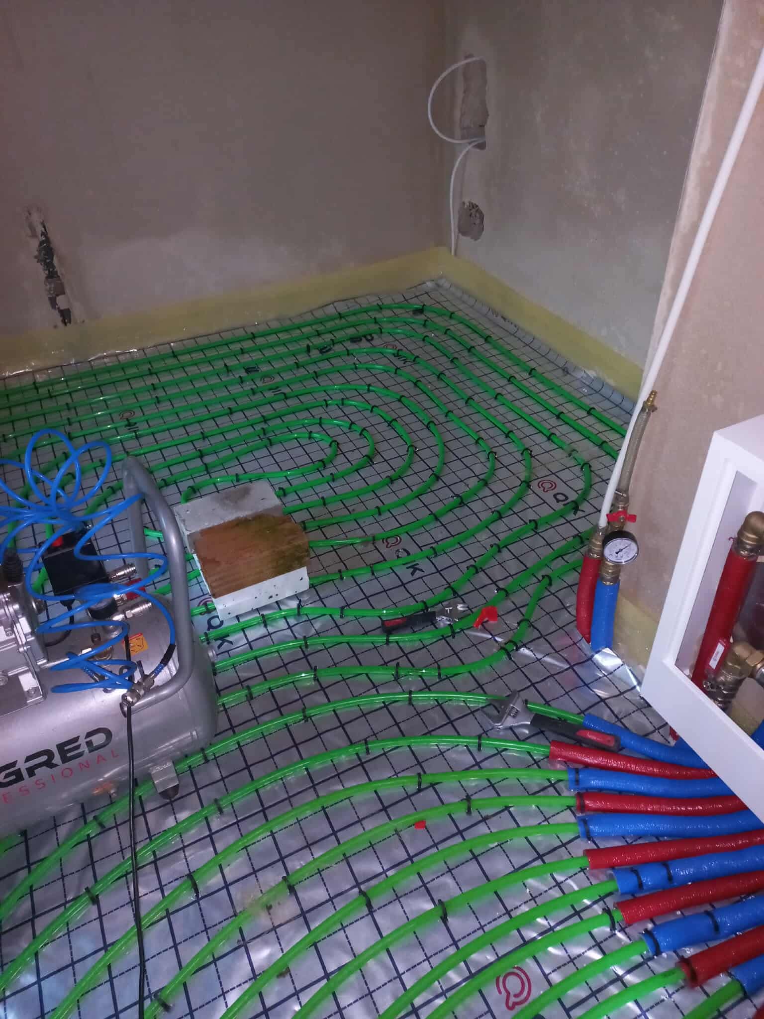 Gotowa instalacja ogrzewania podłogowego przed wylewką